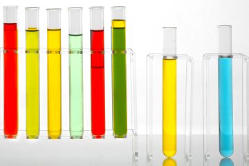 пробирки с разноцветными жидкостями на штативе