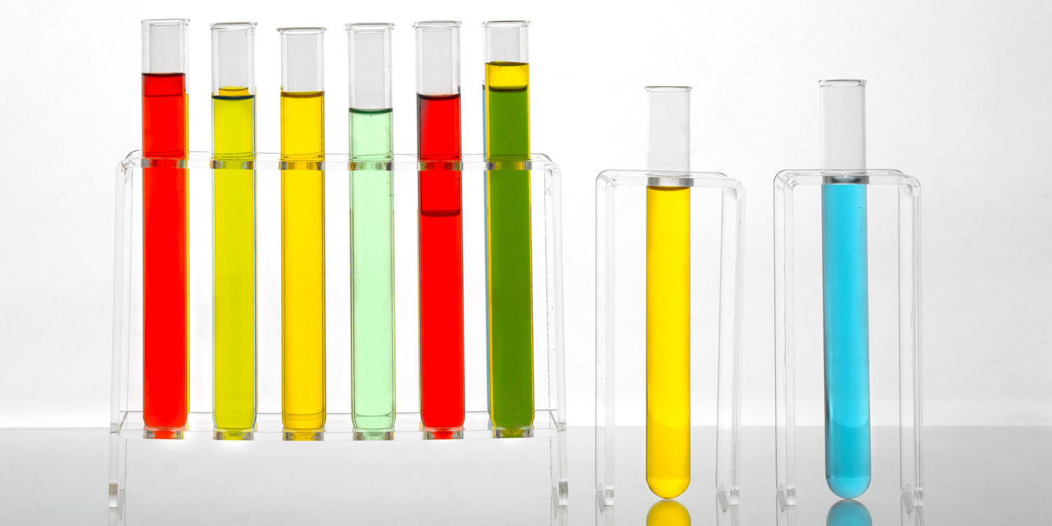 пробирки с разноцветными жидкостями на штативе