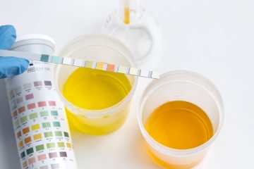 лаборант измеряет значение pH в жидкости