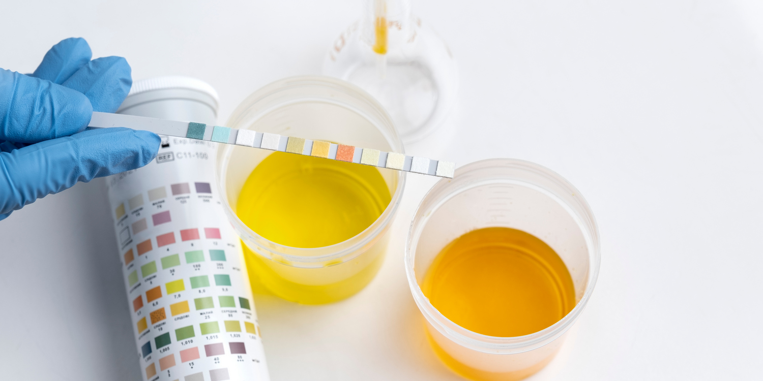 лаборант измеряет значение pH в жидкости