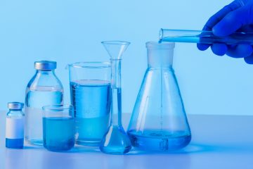 вид сбоку: учёный наливает вещество