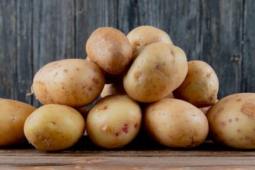 вид сбоку на картофель на деревянной поверхности