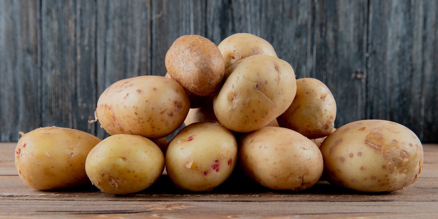 вид сбоку на картофель на деревянной поверхности