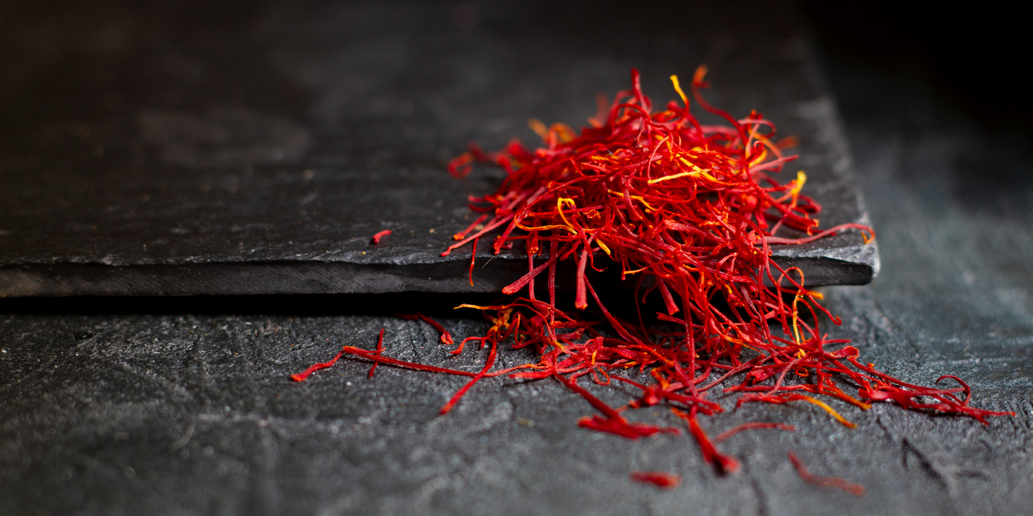 Шафран на темном фоне