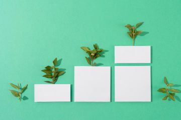 Растения, растущие из геометрических форм, на голубом фоне