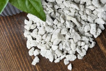 Крупным планом серое пеностекло на деревянной поверхности