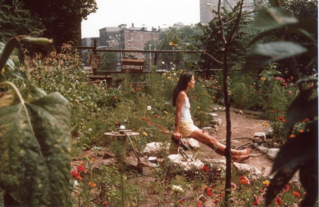 Лиз Кристи в общественном саду Нью-Йорка