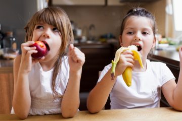 дети едят фрукты