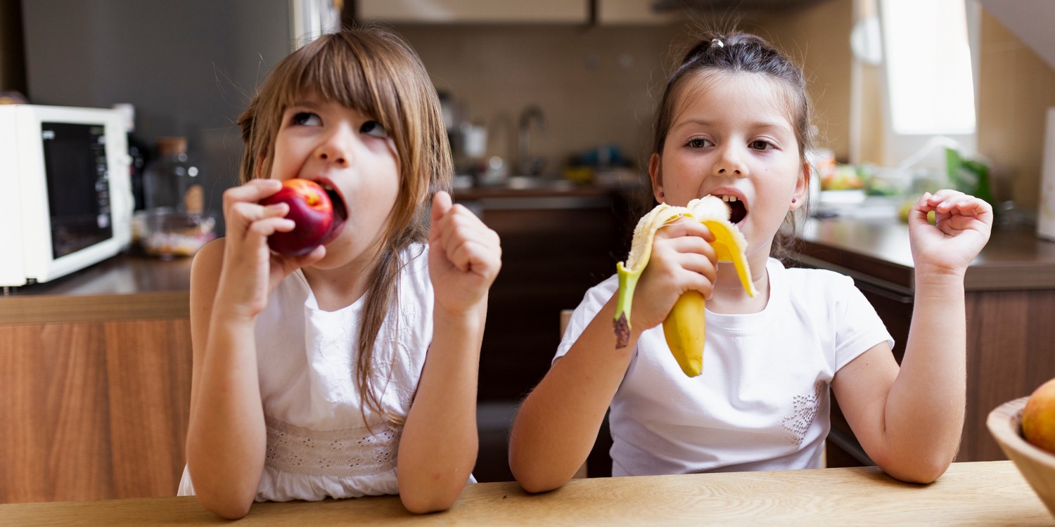 дети едят фрукты