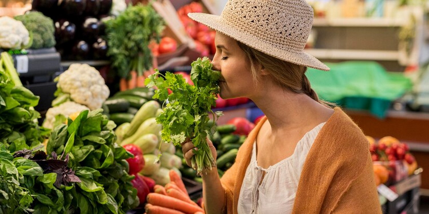 девушка у прилавка с овощами