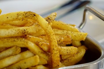 картофель фри в металлическом судке