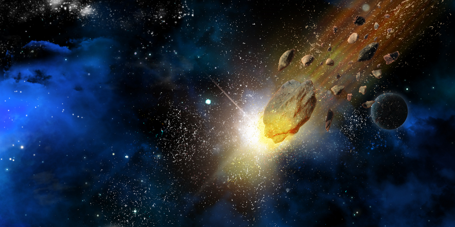 светящийся астероид летит в космосе