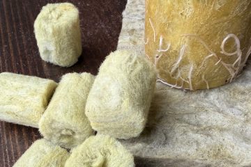 Минеральная вата в разных формах и корни растения