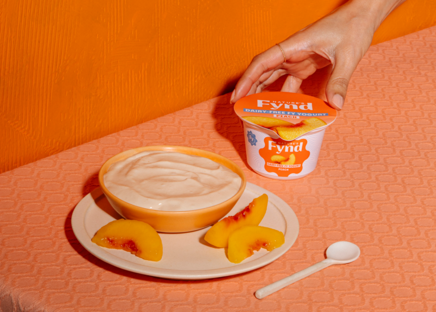 йогурт на тарелке с персиками