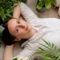 женщина отдыхает среди комнатных растений