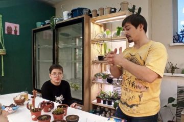 Денис Королёв проводит занятие для детей в ботанической мастерской