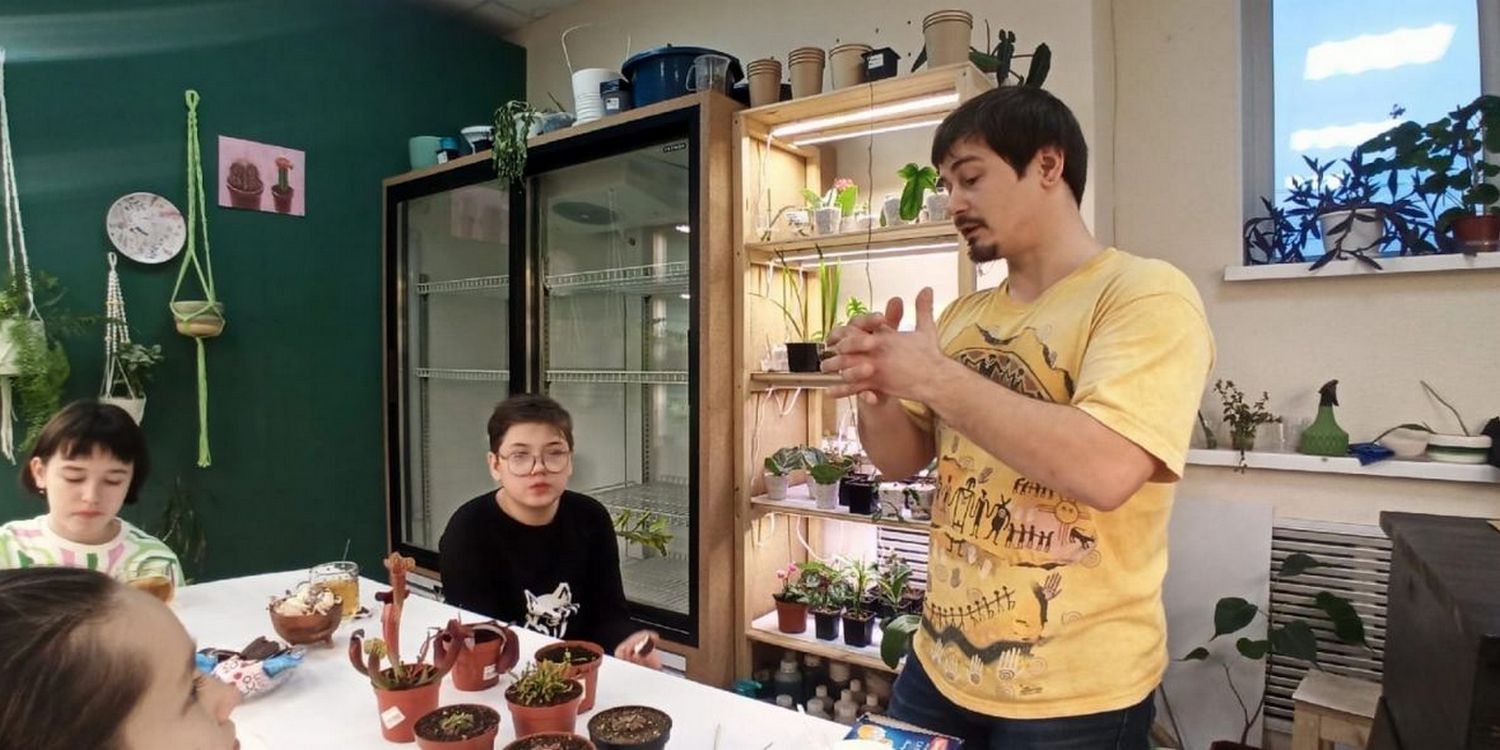 Денис Королёв проводит занятие для детей в ботанической мастерской