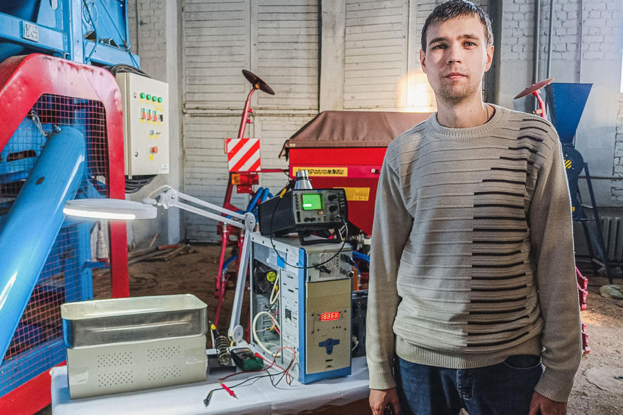 Аспирант КГСХА Максим Беляков со своей установкой для ультразвуковой обработки семян злаковых