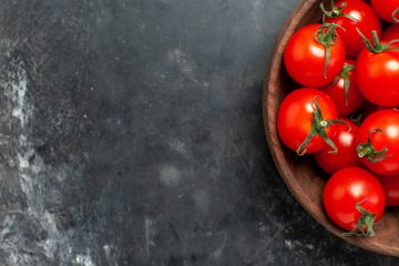 томаты черри лежат в круглой миске