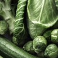 зеленые овощи: пекинская капуста, кабачок, огурец, брюссельская капуста