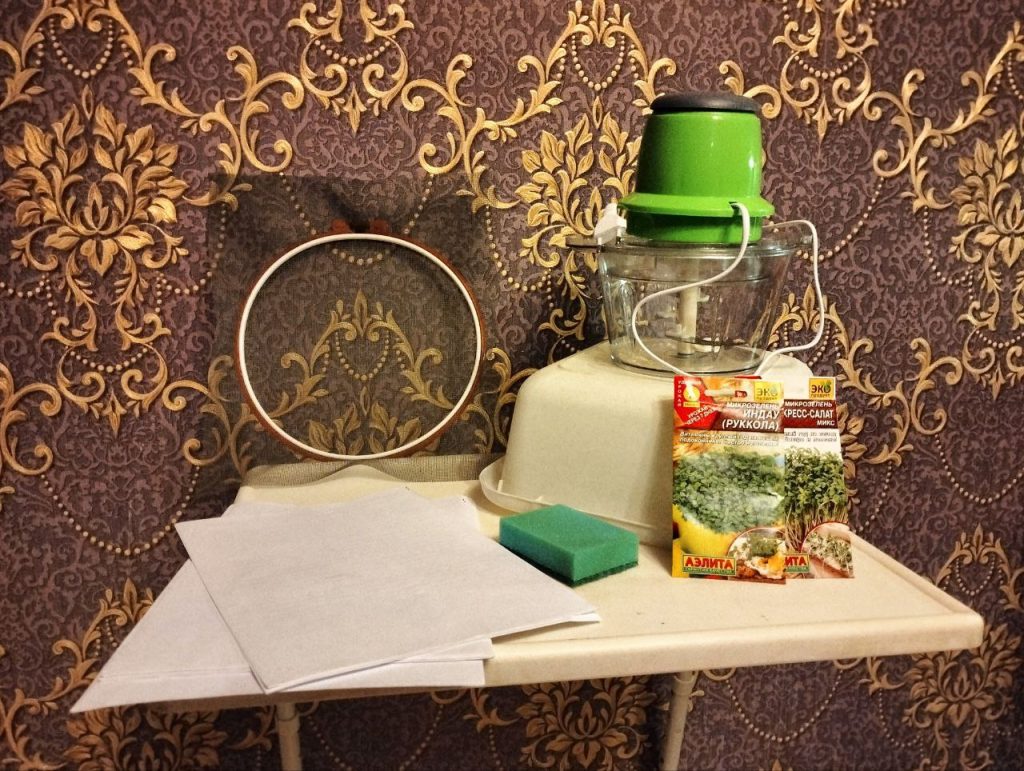 бумага, пяльца с натянутой москитной сеткой, губка, таз, блендер и семена микрозелени
