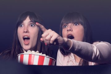 две девушки смотрят фильм