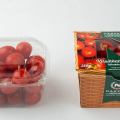 томаты черри в упаковке и ПЭТ-пластика и томаты черри в упаковке из картона