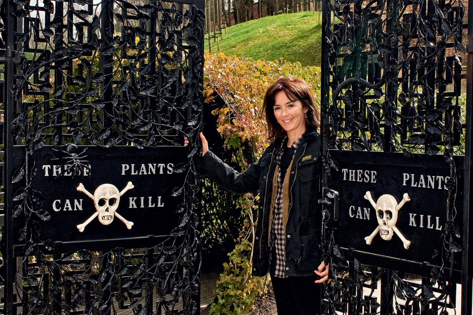 Герцогиня Нортумберлендская Джейн Перси стоит у ворот своего Ядовитого сада