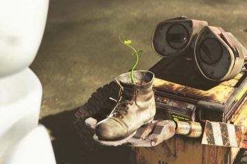 Робот ВАЛЛ-И держит растение, посаженное в старый ботинок