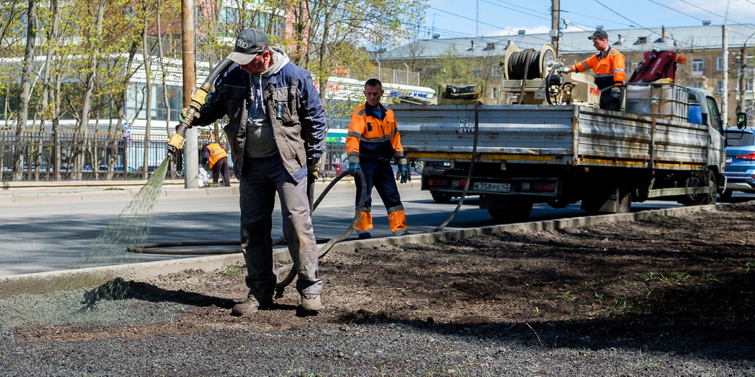 Мужчина озеленяет городской газон при помощи технологии гидропосева