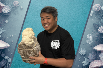 Мужчина держит в руках мешок с субстратом из которого растут грибы