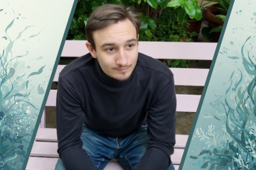 Студент разрабатывает упаковку из водорослей