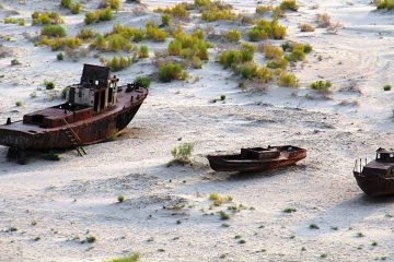 Остовы трёх судов ржавеют на дне бывшего Аральского моря