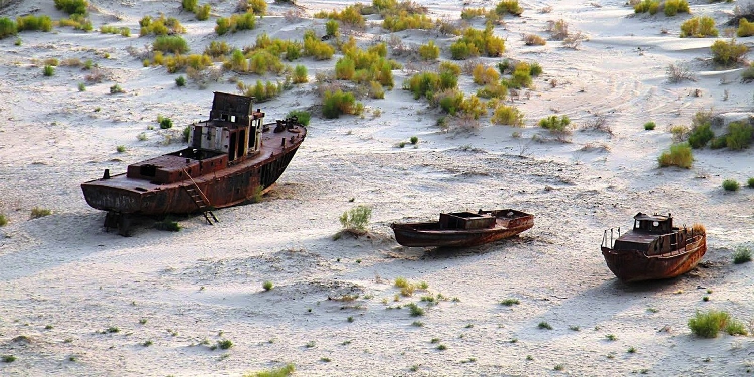 Остовы трёх судов ржавеют на дне бывшего Аральского моря