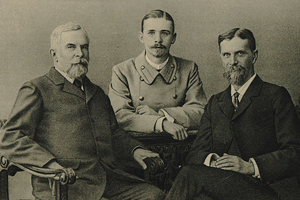Климент Тимирязев (справа) с братом Дмитрием и сыном Аркадием (в центре)
