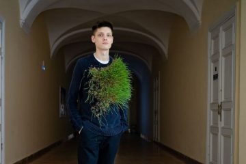Дизайнер Егор Хайбулин в одежде с живыми растениями из своей коллекции