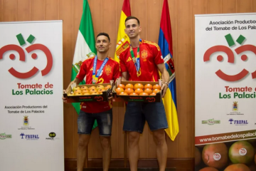 Футболисты Хесус Навас и Фабиан Руис с помидорами