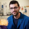 Хилл-Майни демонстрирует выращенный им в лаборатории грибок Neurospora