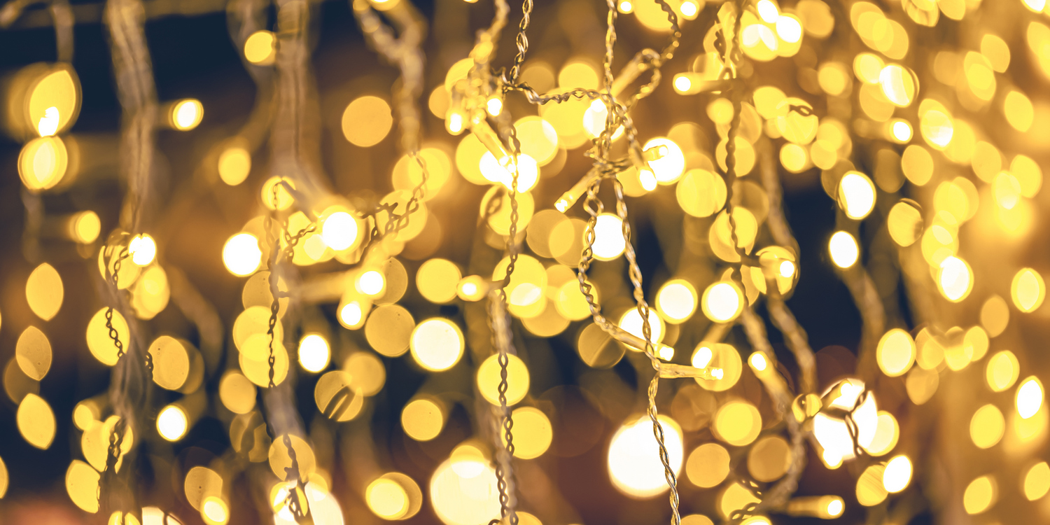 Праздничный рождественский фон с гирляндами и огнями боке