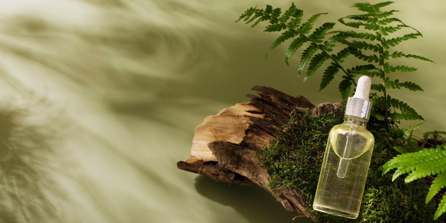 флакон с косметическим средством на природном фоне