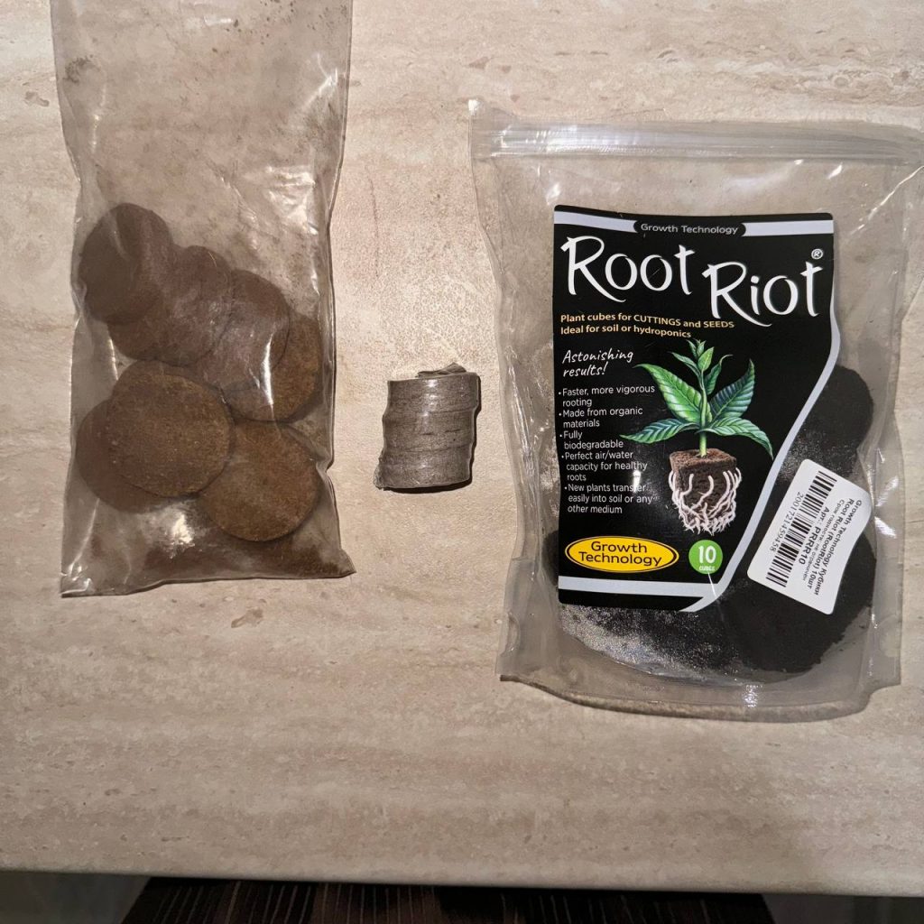 упаковки торфяных и кокосовых таблеток и кубиков Root Riot