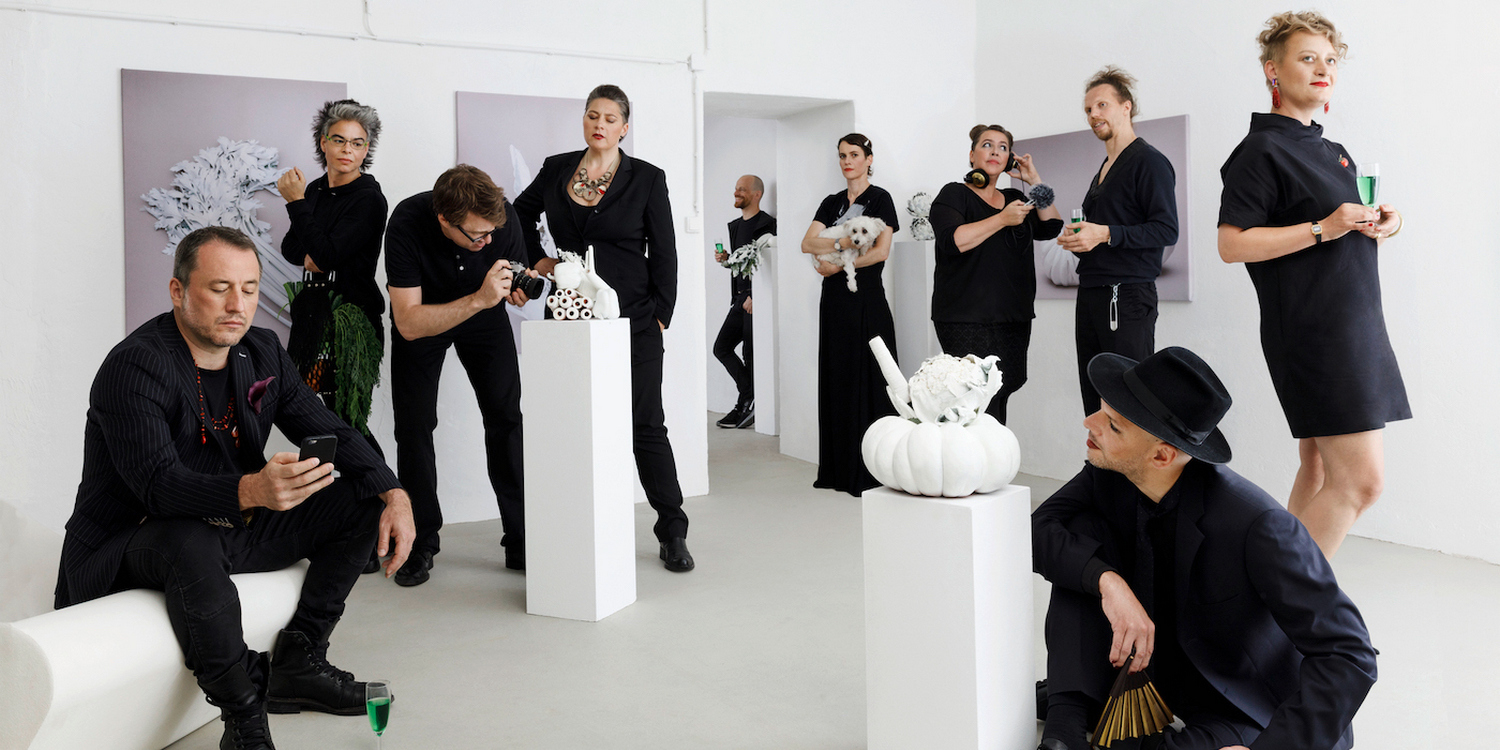 мужчины и женщины в черной одежде в помещении с белыми стенами