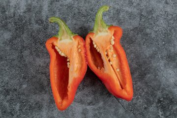 Красный разрезанный перец лежит на столе