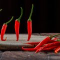 острые перцы на разделочной доске
