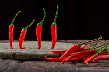 острые перцы на разделочной доске