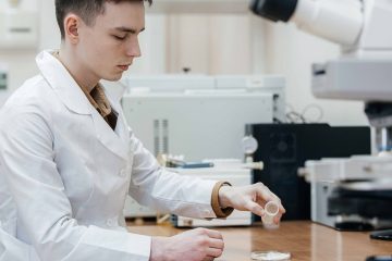 Ученый в белом халате работает в лаборатории