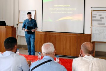 Студент вуза защищает дипломную работу перед комиссией