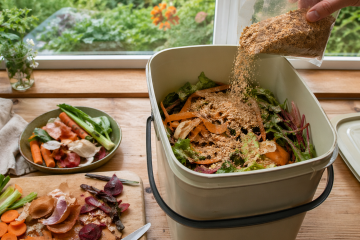 На Вид сверху на ведро для бокаши на кухонном столе