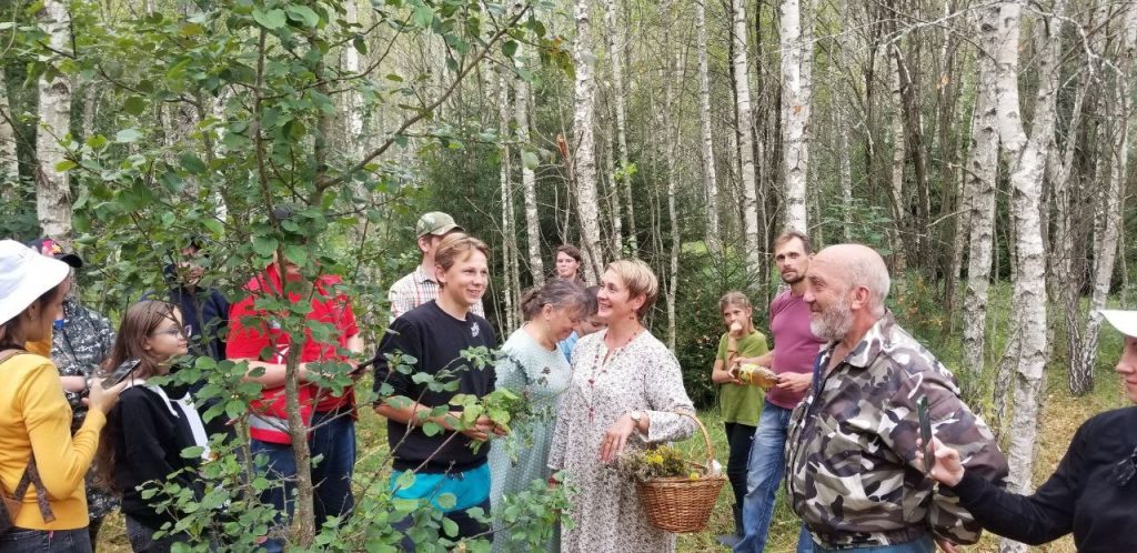 Группа людей на лесной прогулке