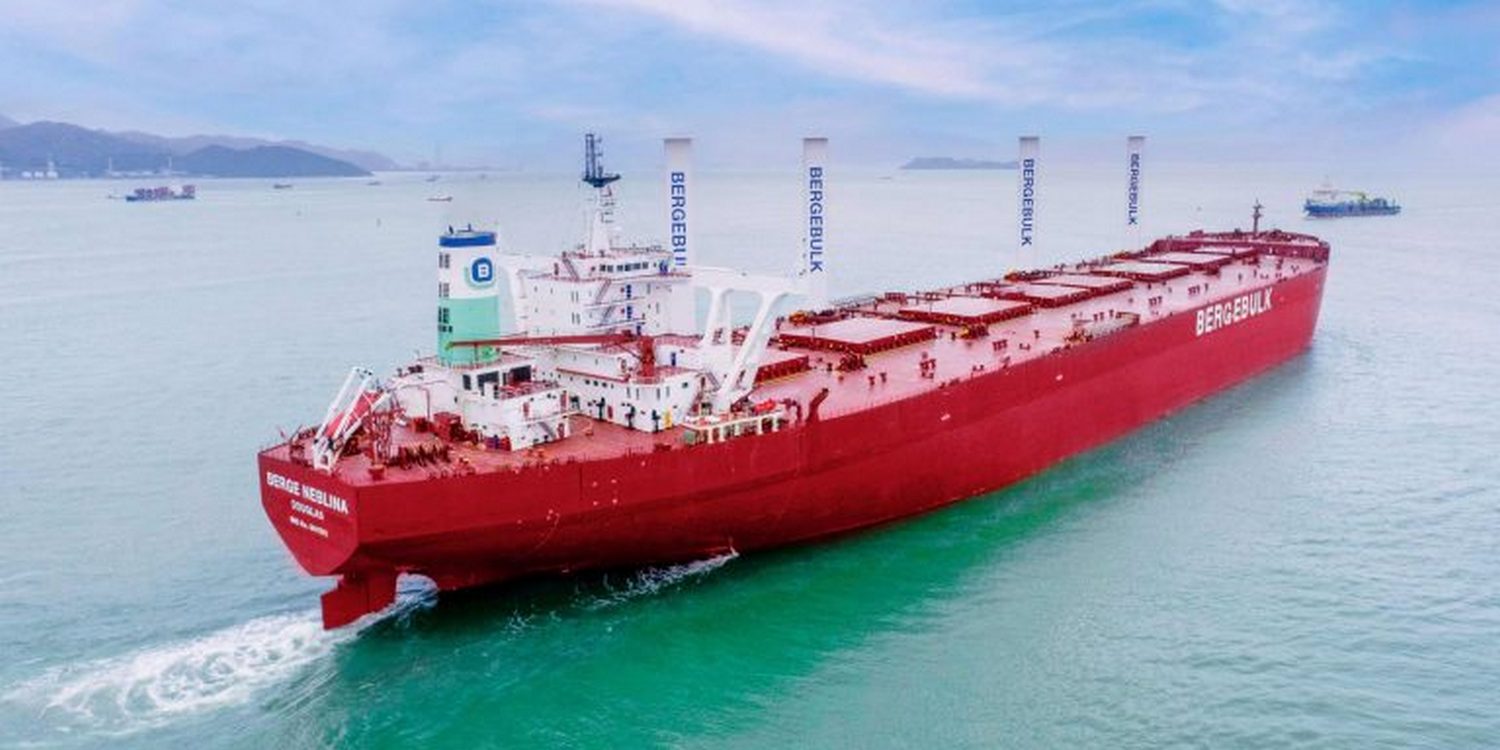Большой красный сухогруз плывёт по спокойному морю